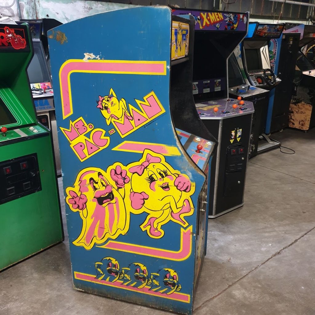 Ms. Pac-Man ha dei disegni laterali molto più tecnici rispetto al suo predecessore.