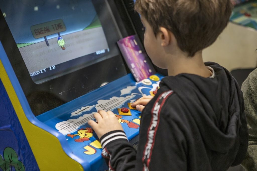 Pac-Land mentre viene giocato da un ragazzino